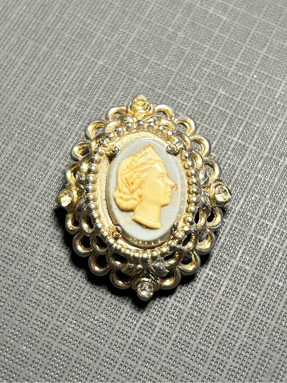 Vintage-Inspired Gold Cameo Brooch - Ivory & Gold